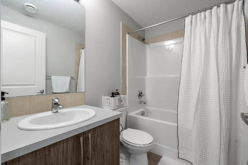 Apartament Modern Basement Gem: 2 Bedroom Retreat Calgary